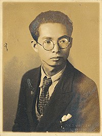 1907年，鄧雨賢生於桃園縣龍潭鄉八德村